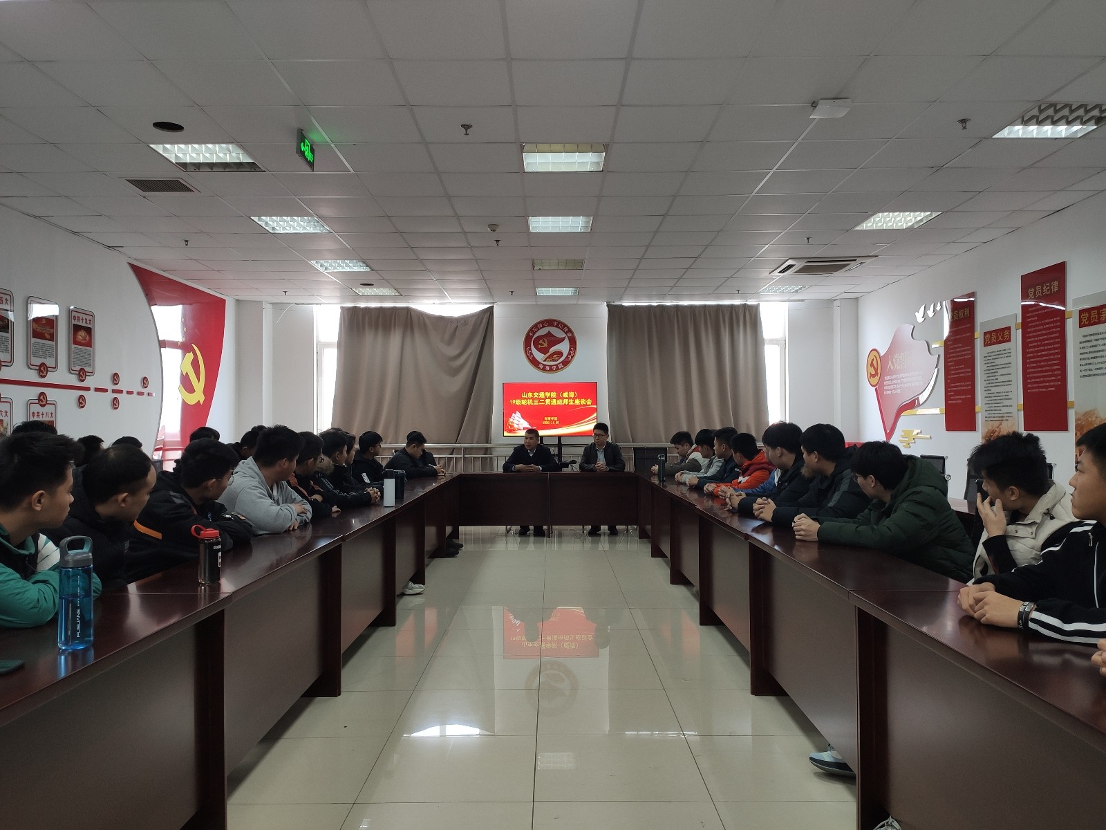 员工座谈.jpg 员工座谈.jpg