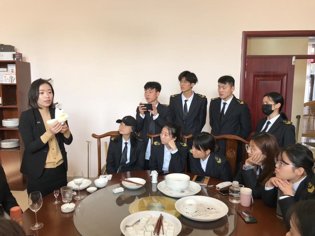 2中餐摆台.jpg 2中餐摆台.jpg